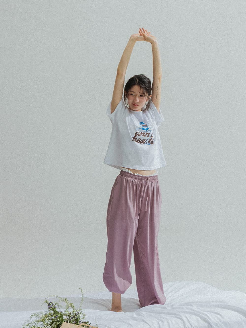 Sitting Girl Tee (White) — vue 5
