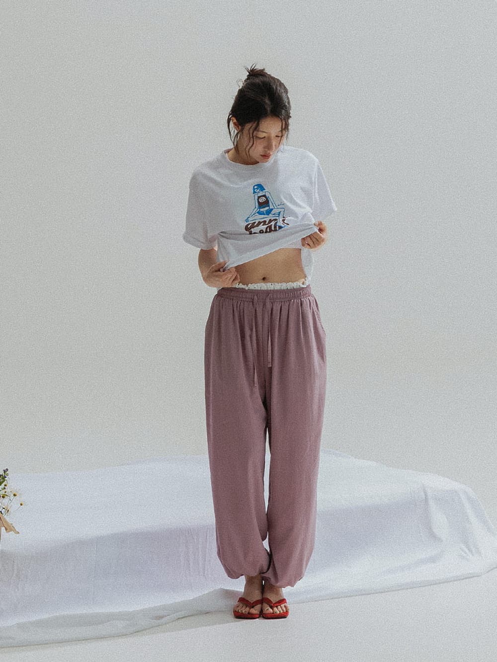 Sitting Girl Tee (White) — vue 7