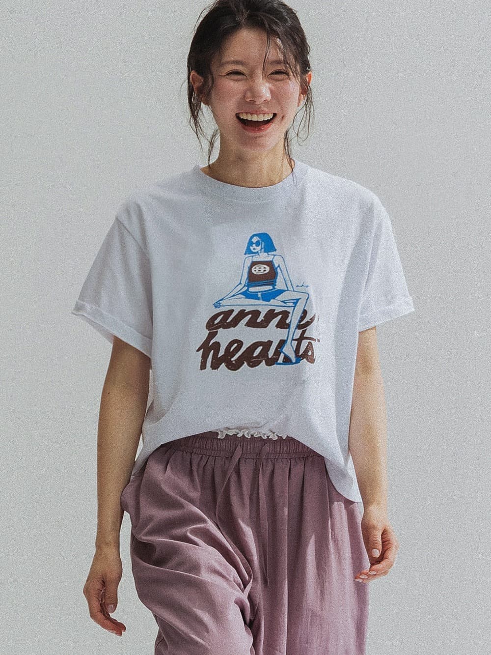 Sitting Girl Tee (White) — vue 1