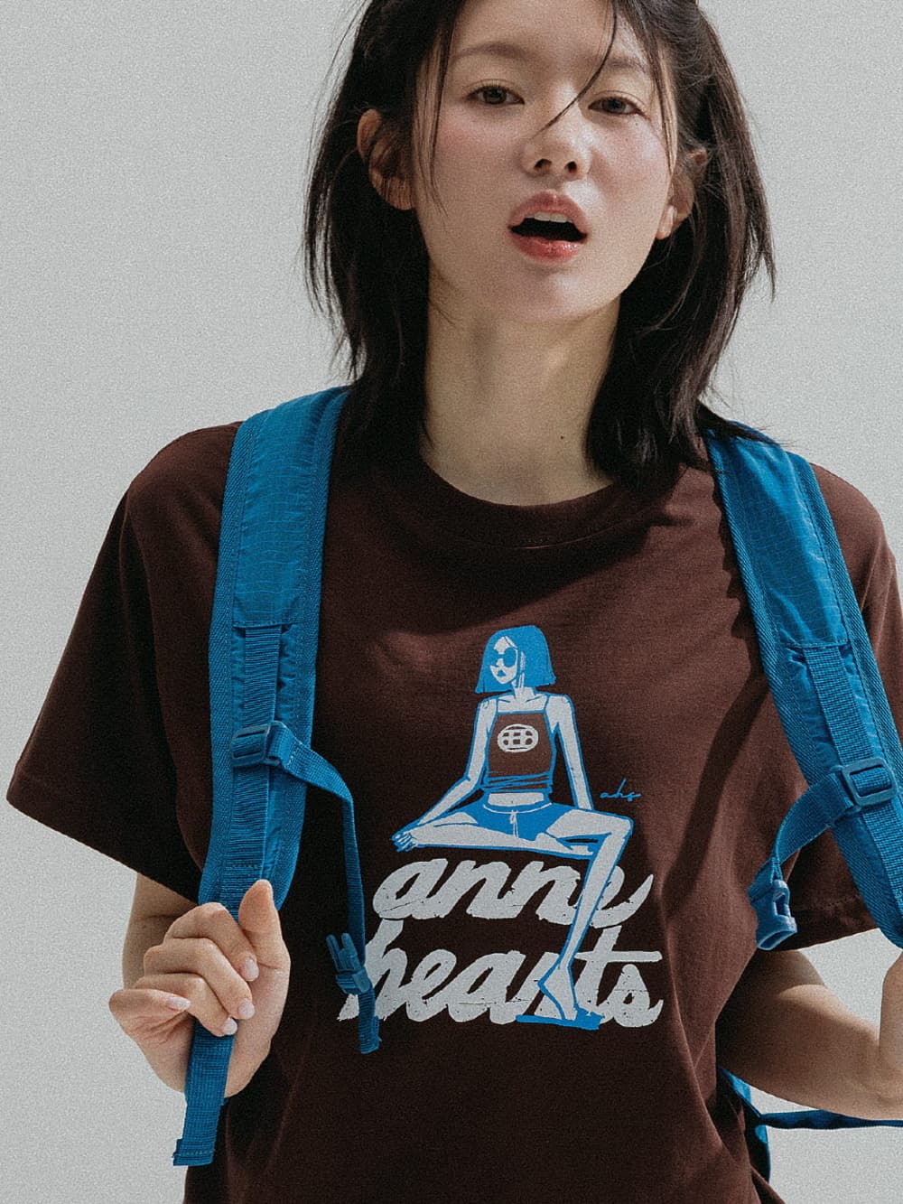 Sitting Girl Tee (Brown) — vue 3