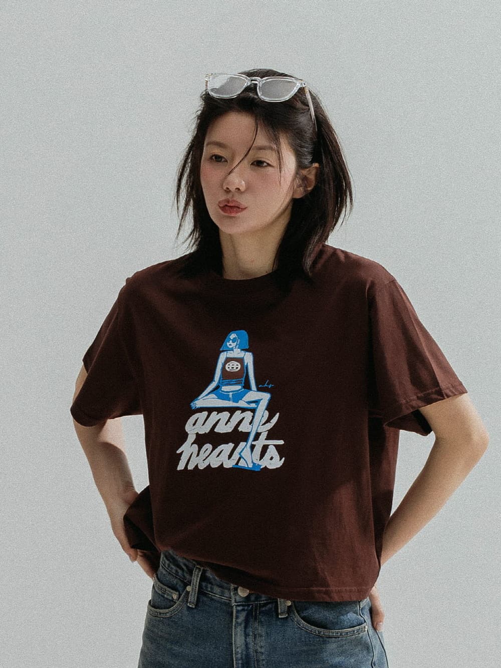 Sitting Girl Tee (Brown) — vue 4
