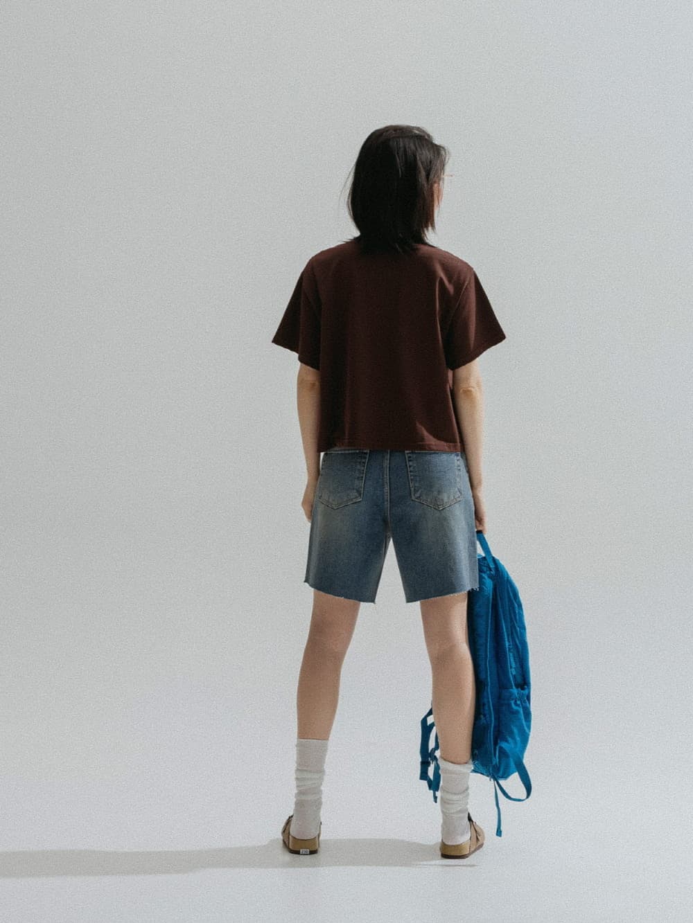 Sitting Girl Tee (Brown) — vue 7