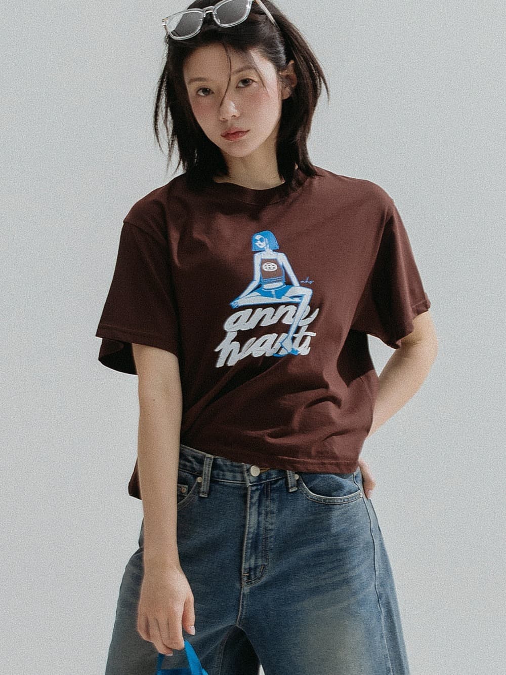 Sitting Girl Tee (Brown) — vue 1