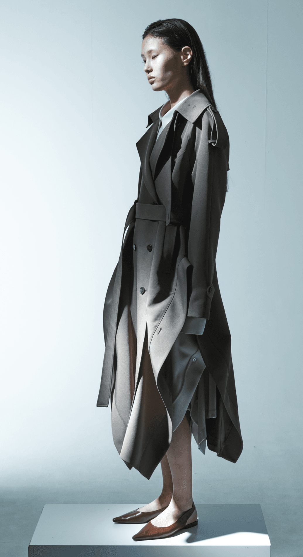 Decon Wavy Trench Coat — vue 3