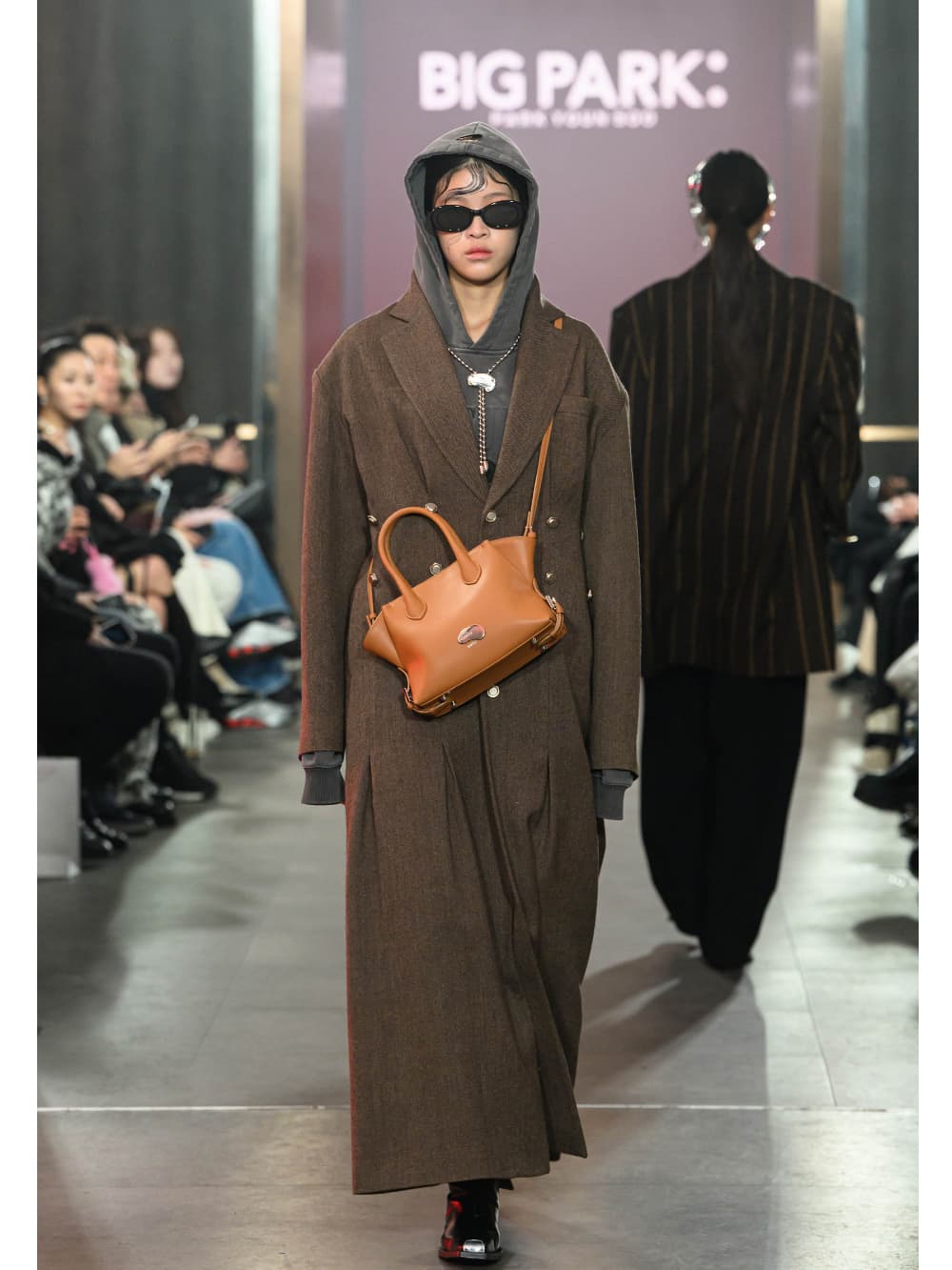 Brown Twill Tuck Maxi Coat — vue 4