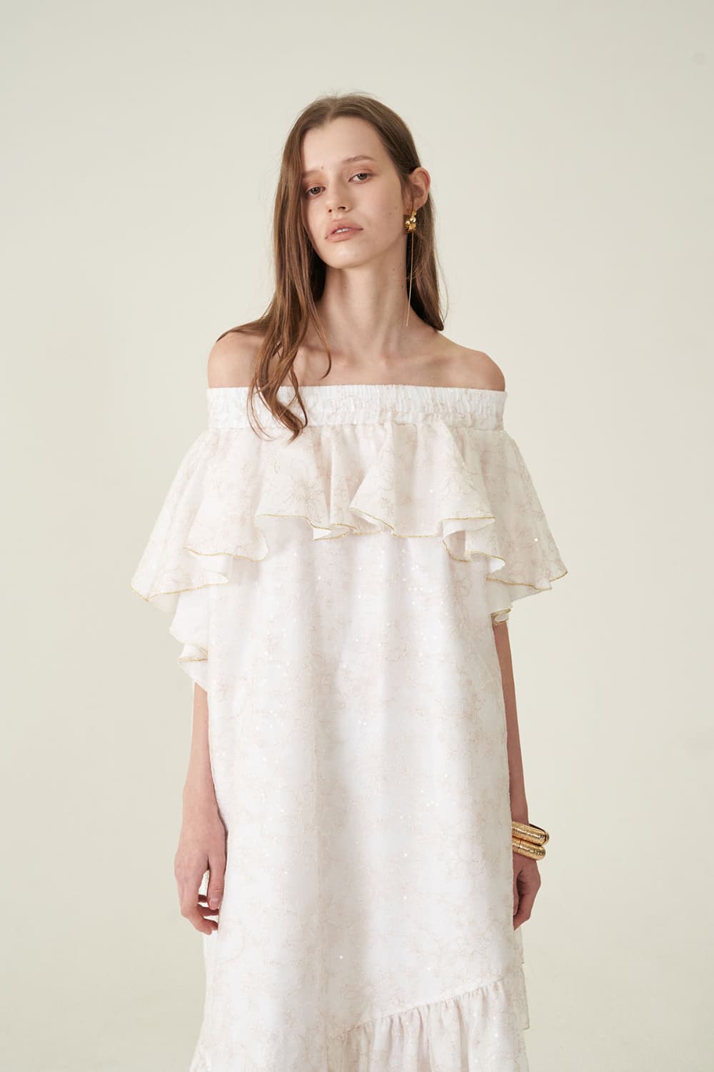 [CAHIERS 26SS] White Sequin Off-Shoulder Asymmetric Frill Dress — vue 11