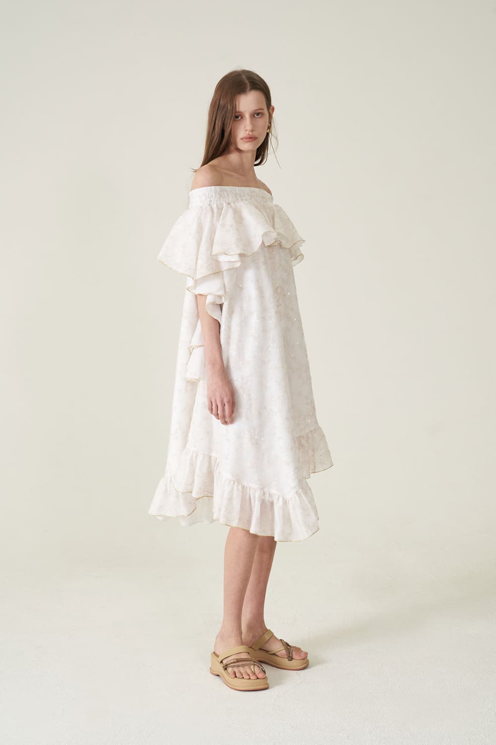 [CAHIERS 26SS] White Sequin Off-Shoulder Asymmetric Frill Dress — vue 15
