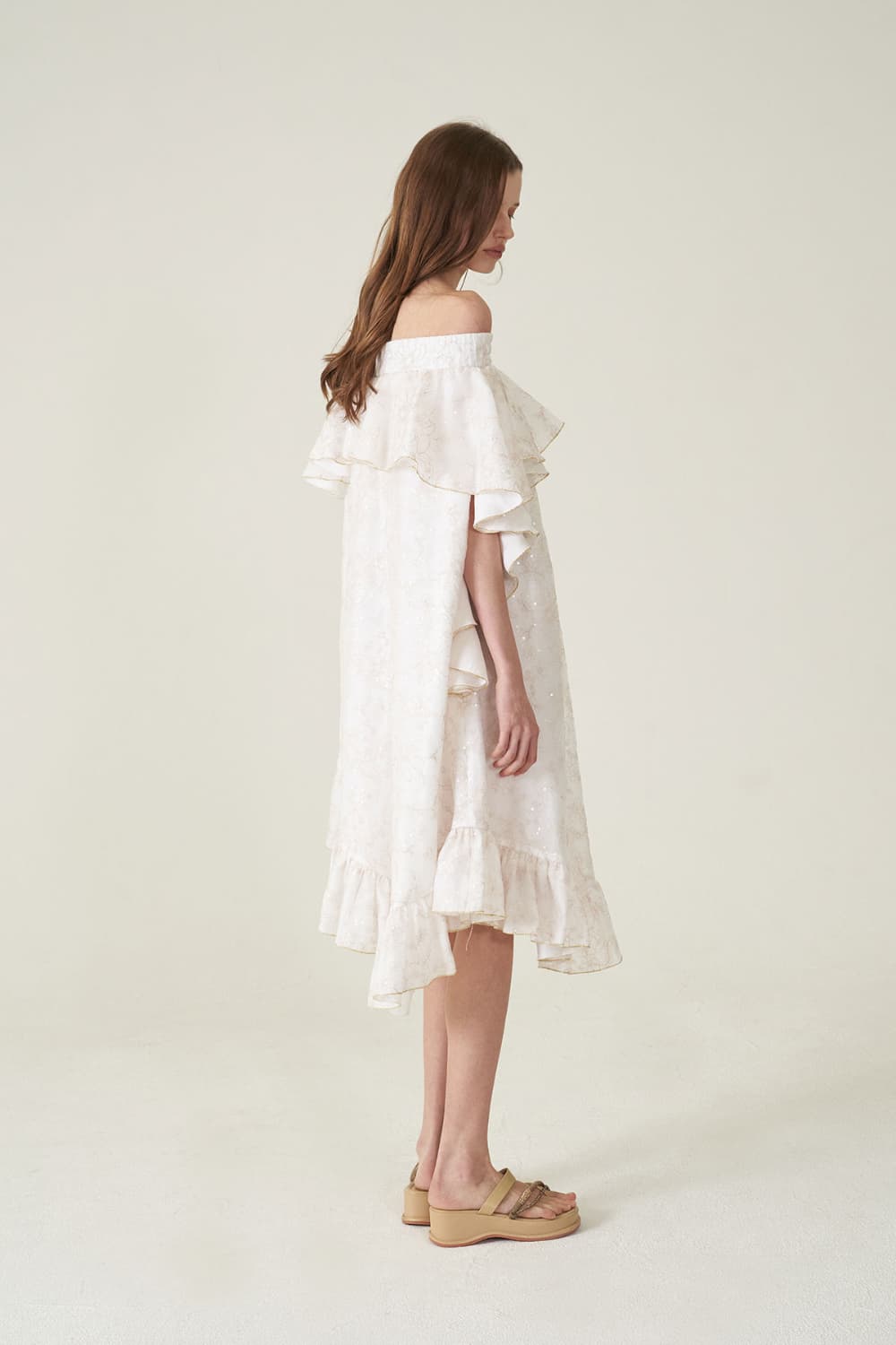 [CAHIERS 26SS] White Sequin Off-Shoulder Asymmetric Frill Dress — vue 16