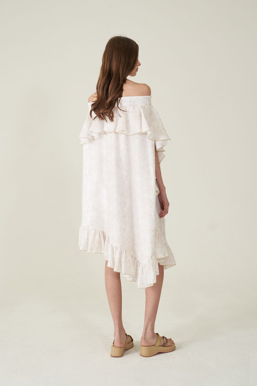[CAHIERS 26SS] White Sequin Off-Shoulder Asymmetric Frill Dress — vue 17