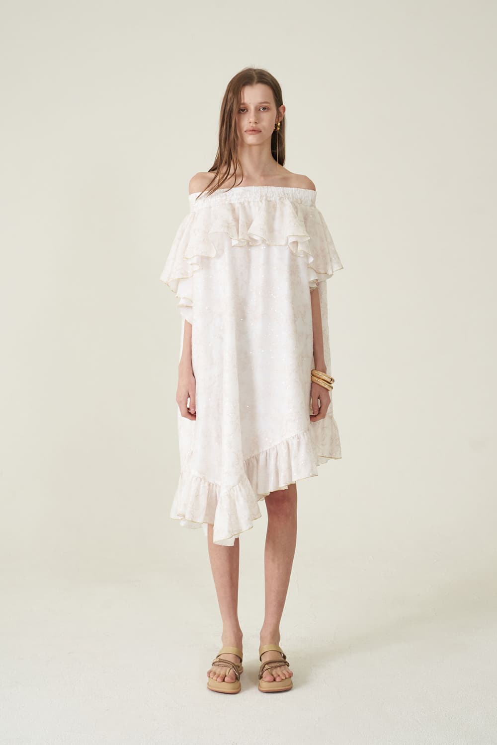 [CAHIERS 26SS] White Sequin Off-Shoulder Asymmetric Frill Dress — vue 18
