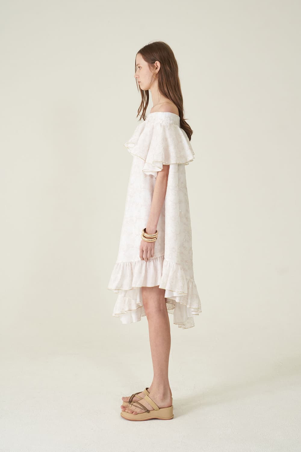 [CAHIERS 26SS] White Sequin Off-Shoulder Asymmetric Frill Dress — vue 19