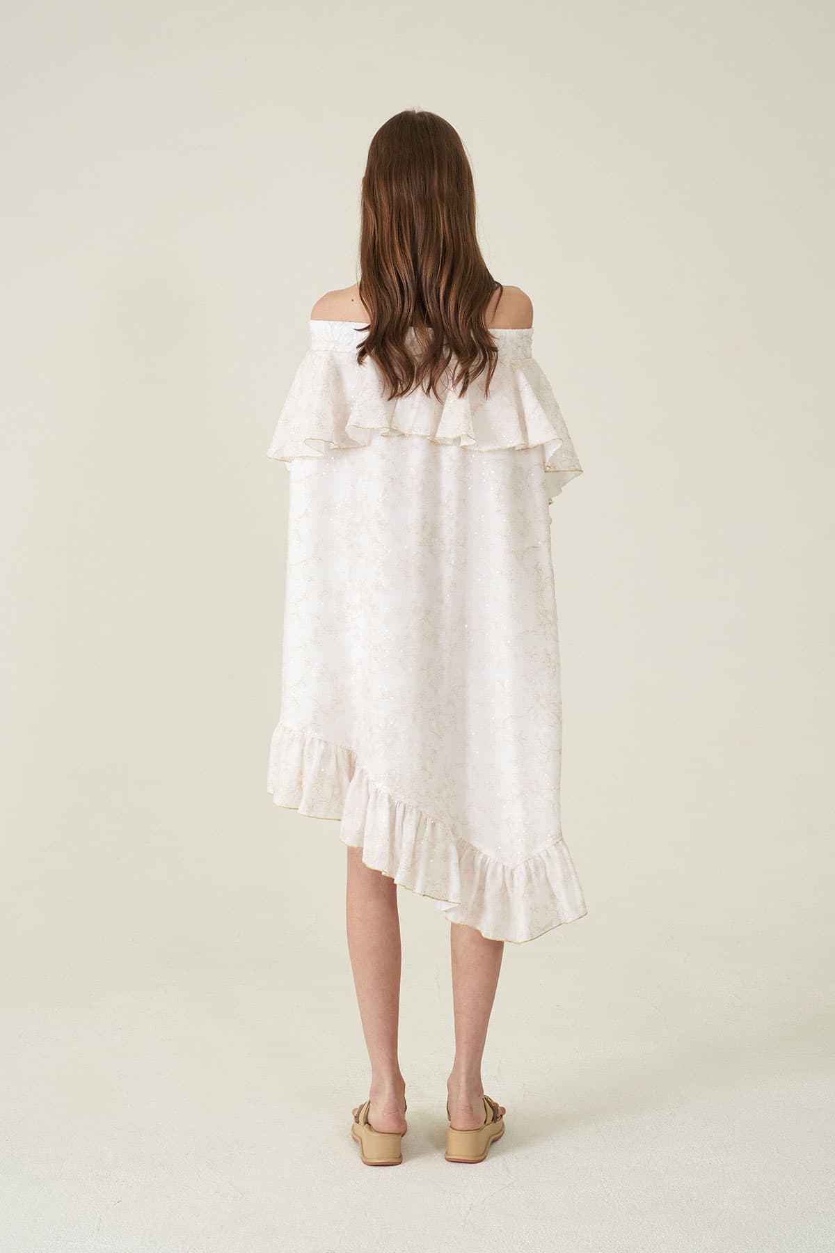 [CAHIERS 26SS] White Sequin Off-Shoulder Asymmetric Frill Dress — vue 4