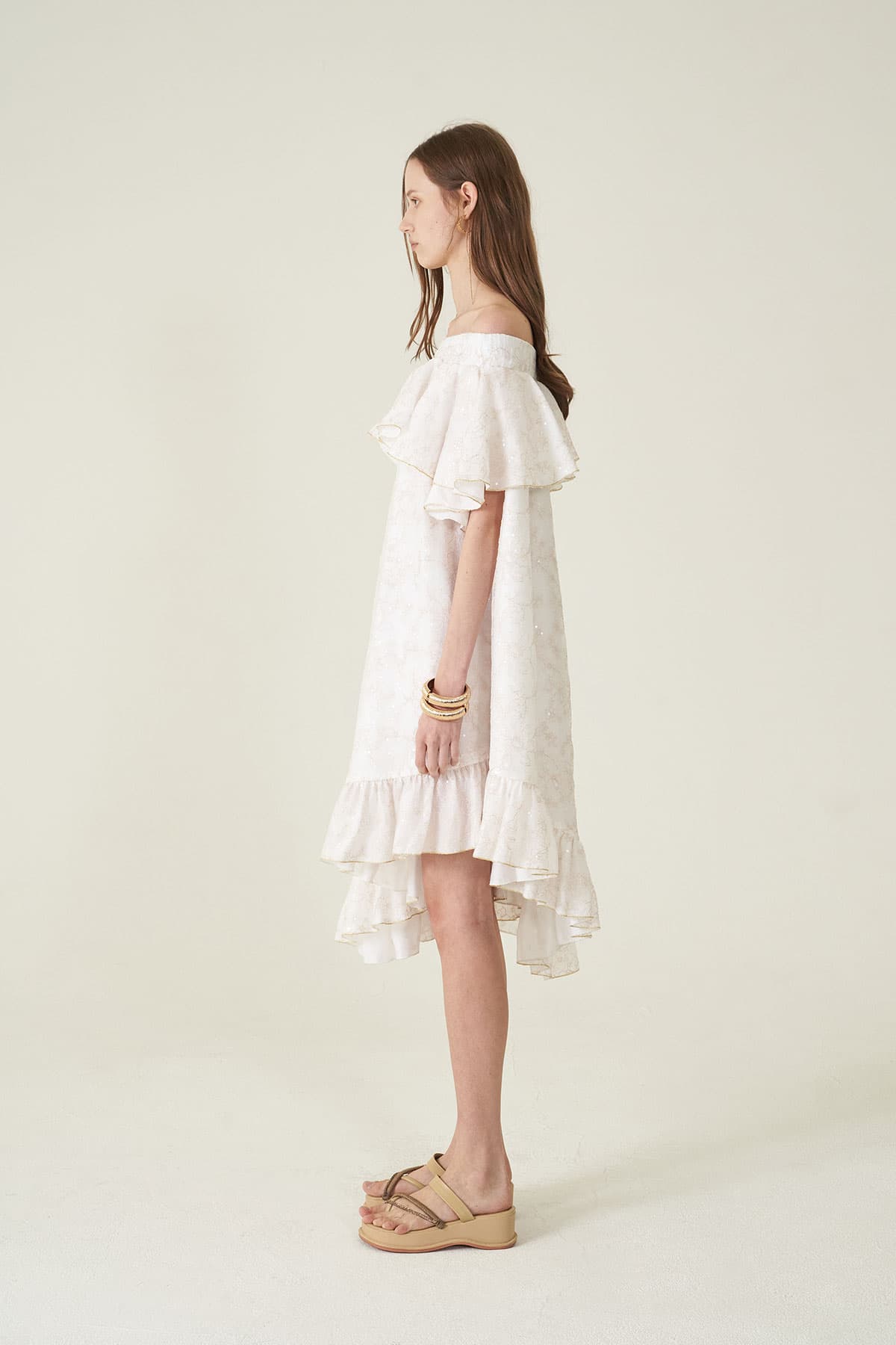 [CAHIERS 26SS] White Sequin Off-Shoulder Asymmetric Frill Dress — vue 5