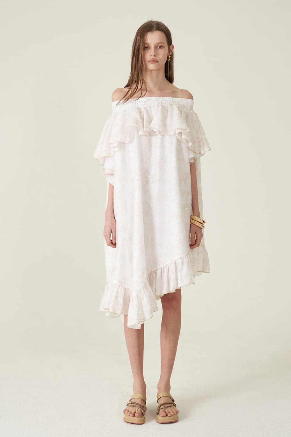 [CAHIERS 26SS] White Sequin Off-Shoulder Asymmetric Frill Dress — vue 7