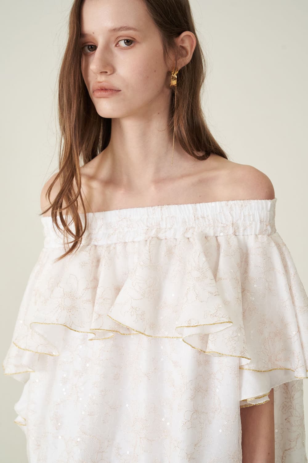 [CAHIERS 26SS] White Sequin Off-Shoulder Asymmetric Frill Dress — vue 8