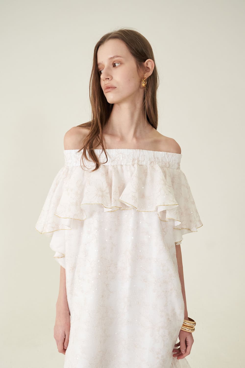 [CAHIERS 26SS] White Sequin Off-Shoulder Asymmetric Frill Dress — vue 9