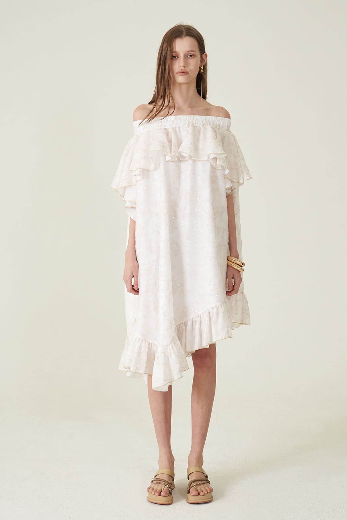 [CAHIERS 26SS] White Sequin Off-Shoulder Asymmetric Frill Dress — vue 1