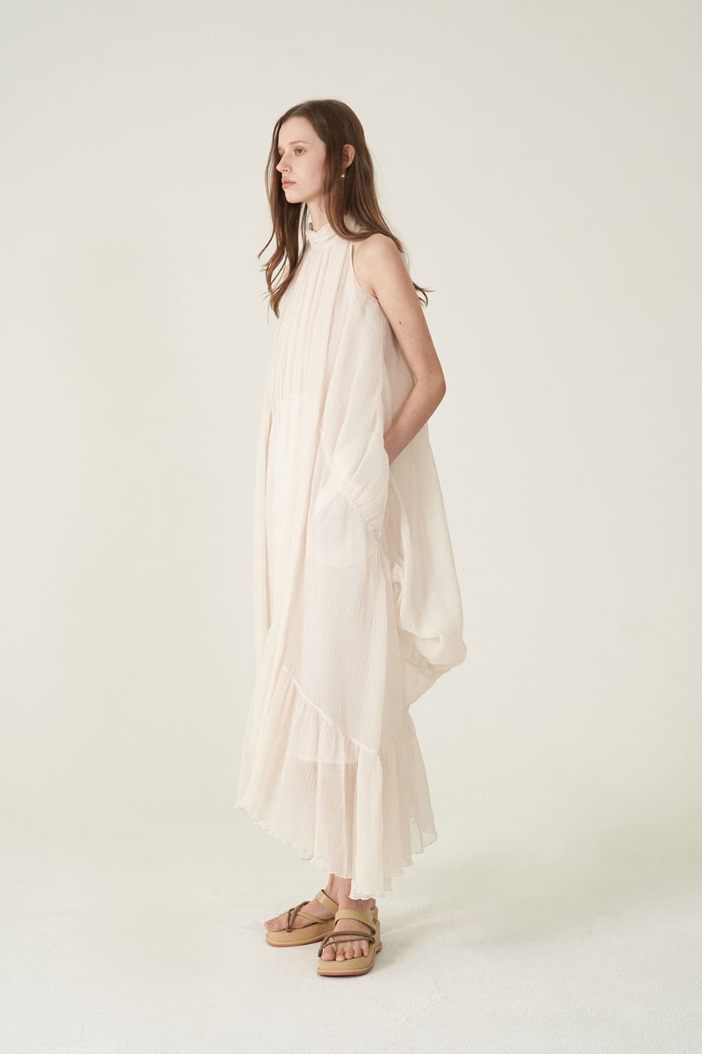 [CAHIERS 26SS] Crinkle Halterneck Rear Balloon Dress — vue 13