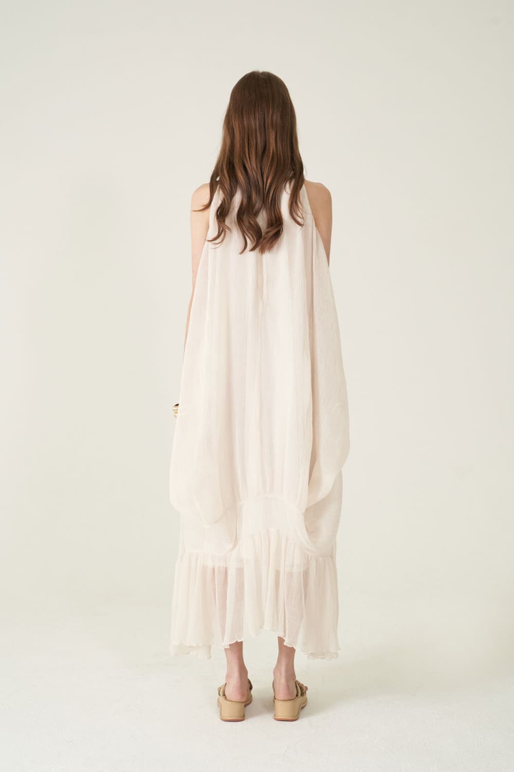 [CAHIERS 26SS] Crinkle Halterneck Rear Balloon Dress — vue 17