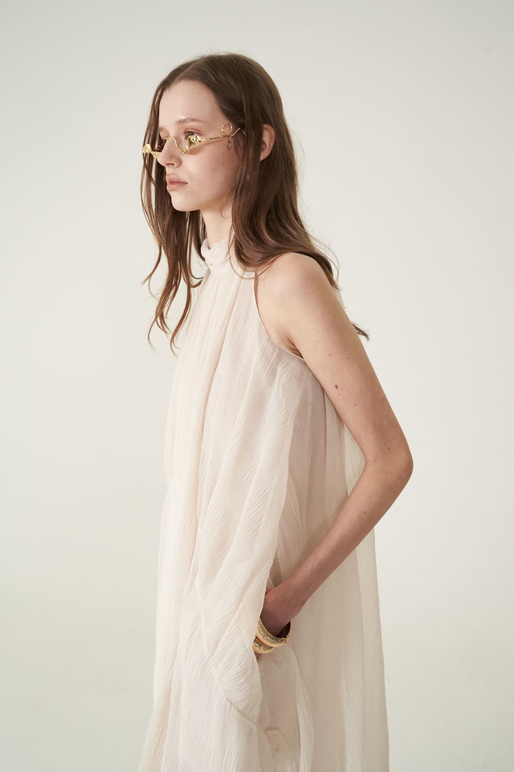 [CAHIERS 26SS] Crinkle Halterneck Rear Balloon Dress — vue 8