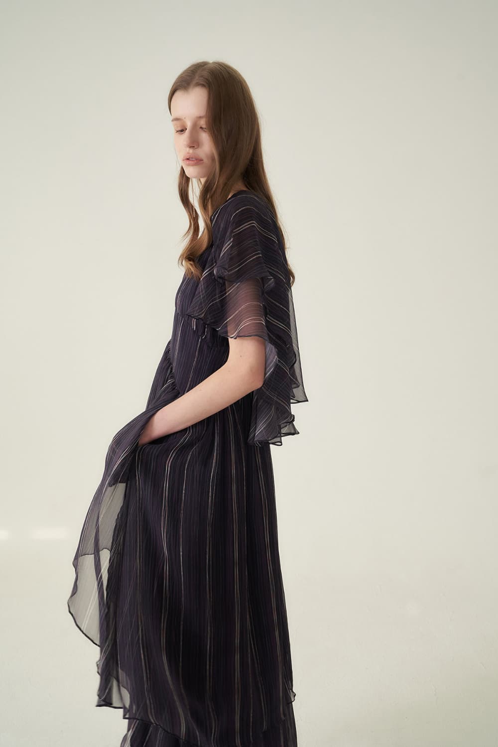 [CAHIERS 26SS] Stripe Silk Flutter Sleeve Asymmetric Dress — vue 12