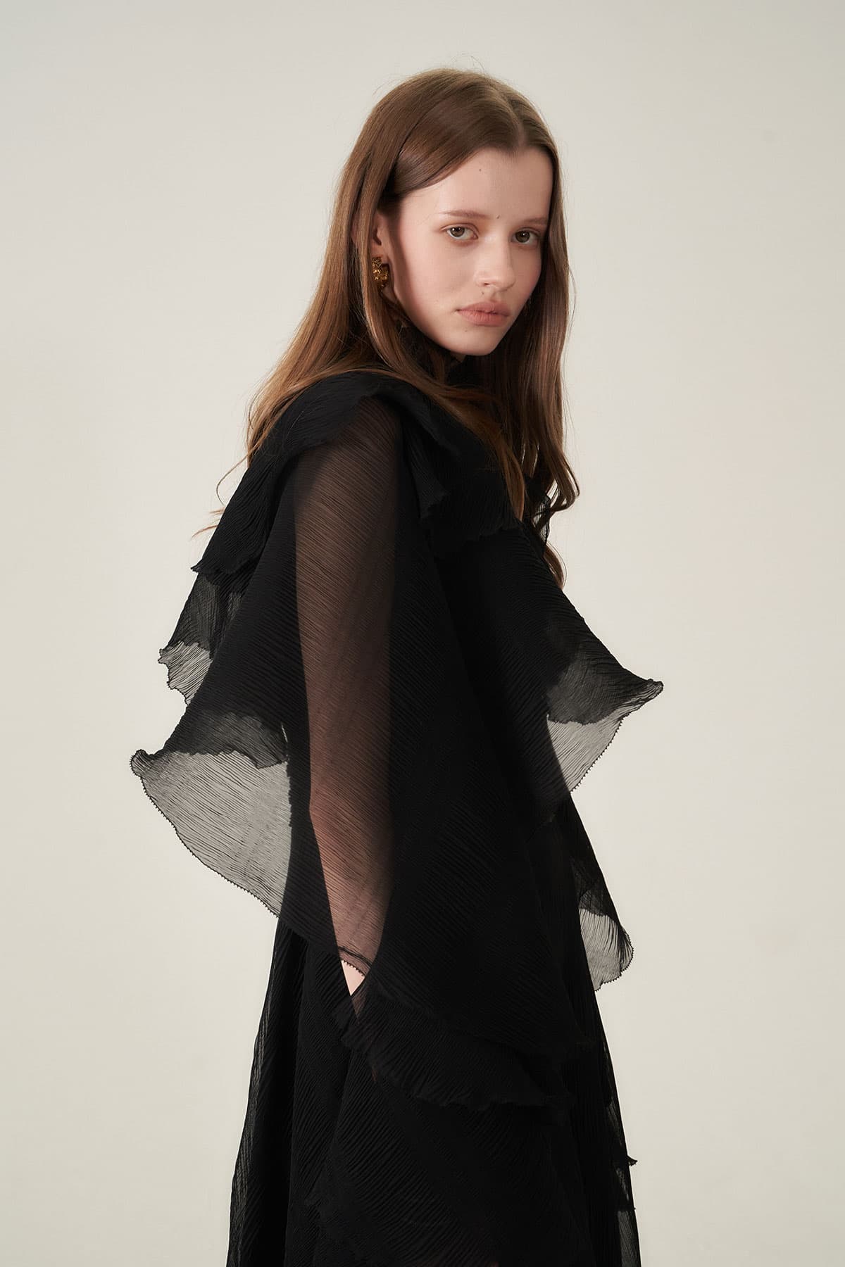 [CAHIERS 26SS] Crinkle Black Cape Layered Asymmetric Dress — vue 2