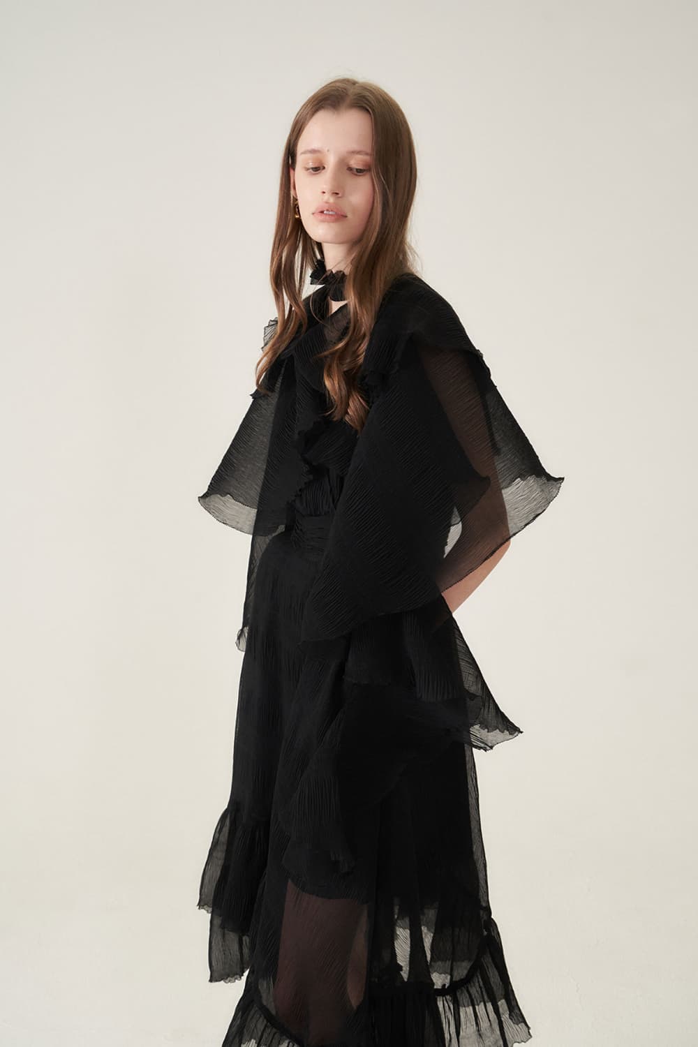 [CAHIERS 26SS] Crinkle Black Cape Layered Asymmetric Dress — vue 12