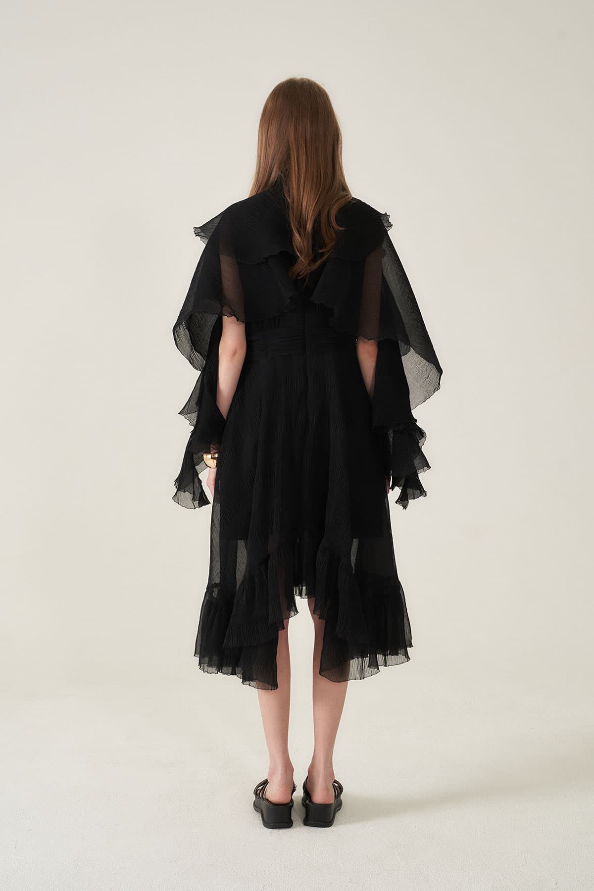 [CAHIERS 26SS] Crinkle Black Cape Layered Asymmetric Dress — vue 5