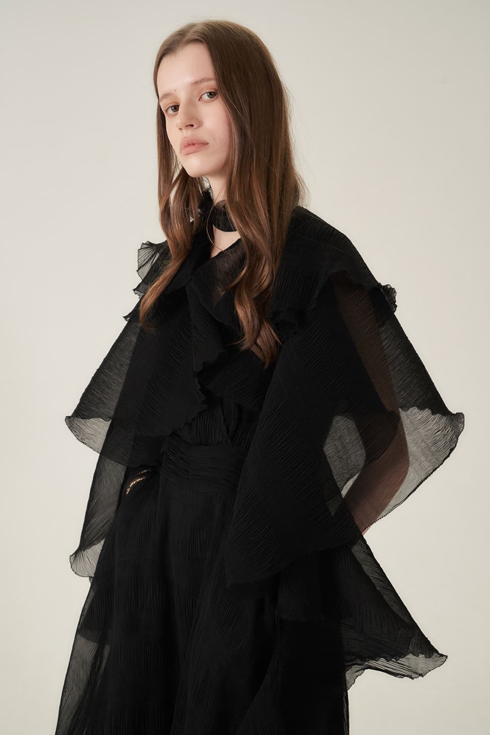 [CAHIERS 26SS] Crinkle Black Cape Layered Asymmetric Dress — vue 9