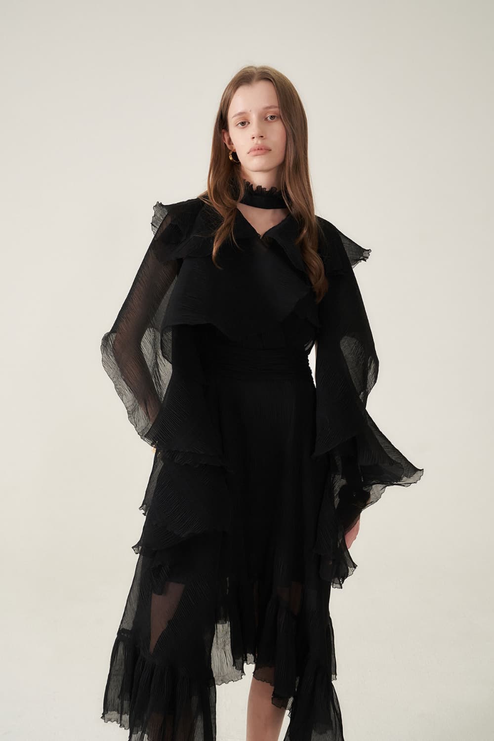 [CAHIERS 26SS] Crinkle Black Cape Layered Asymmetric Dress — vue 10