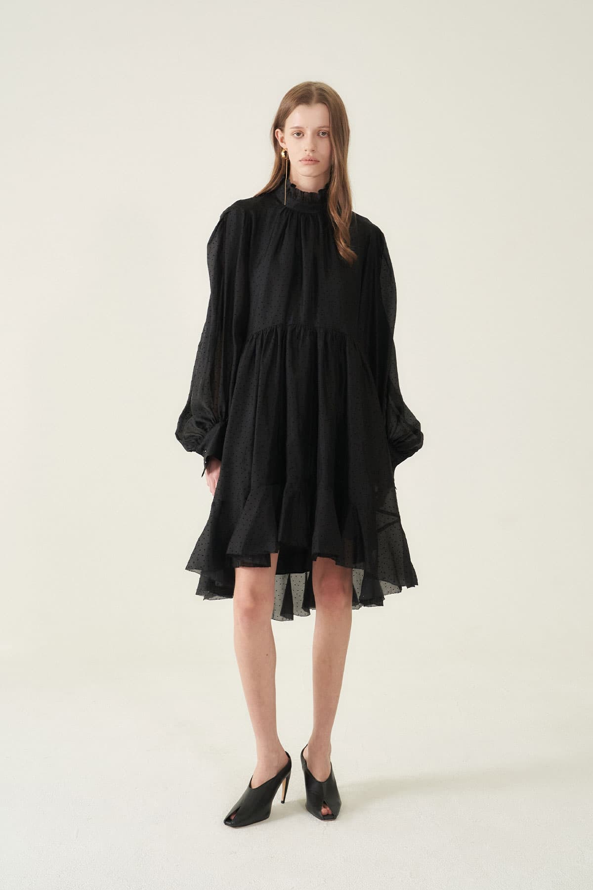 [CAHIERS 26SS] Mini Dot Chiffon High-Neck Balloon Sleeve Dress — vue 3