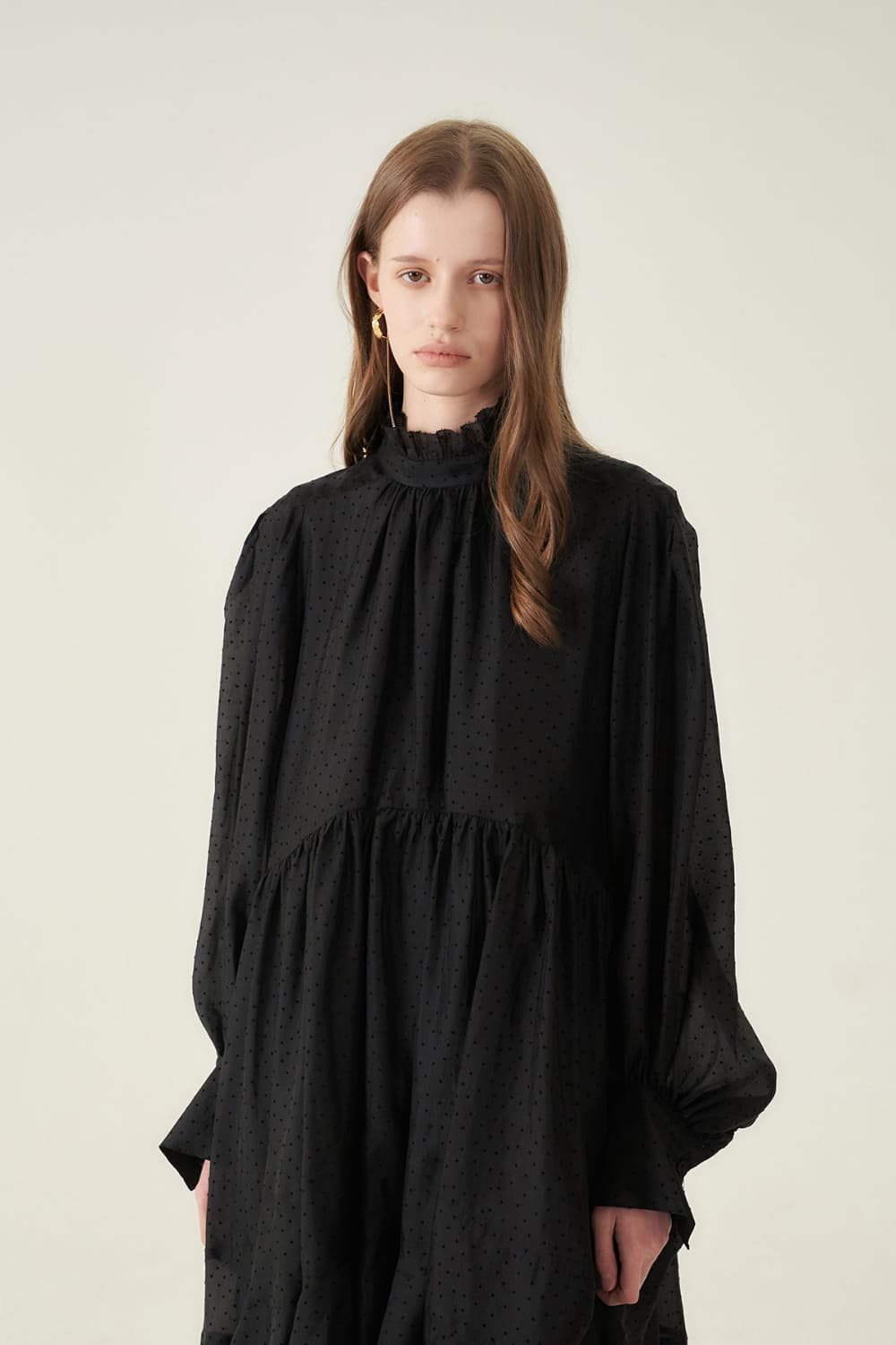 [CAHIERS 26SS] Mini Dot Chiffon High-Neck Balloon Sleeve Dress — vue 8