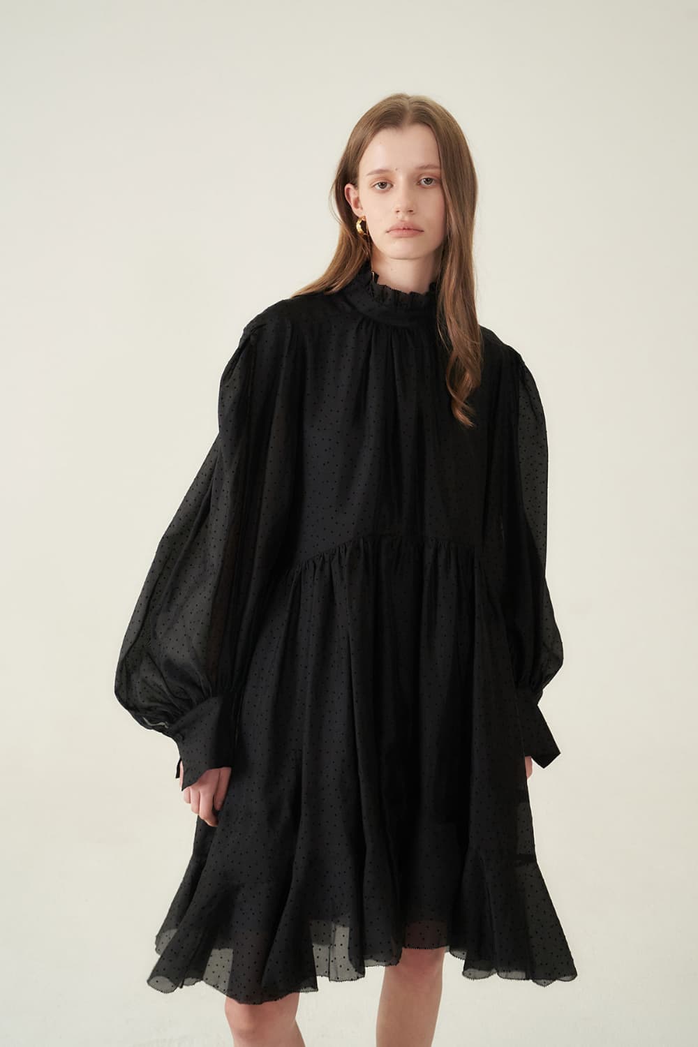 [CAHIERS 26SS] Mini Dot Chiffon High-Neck Balloon Sleeve Dress — vue 9