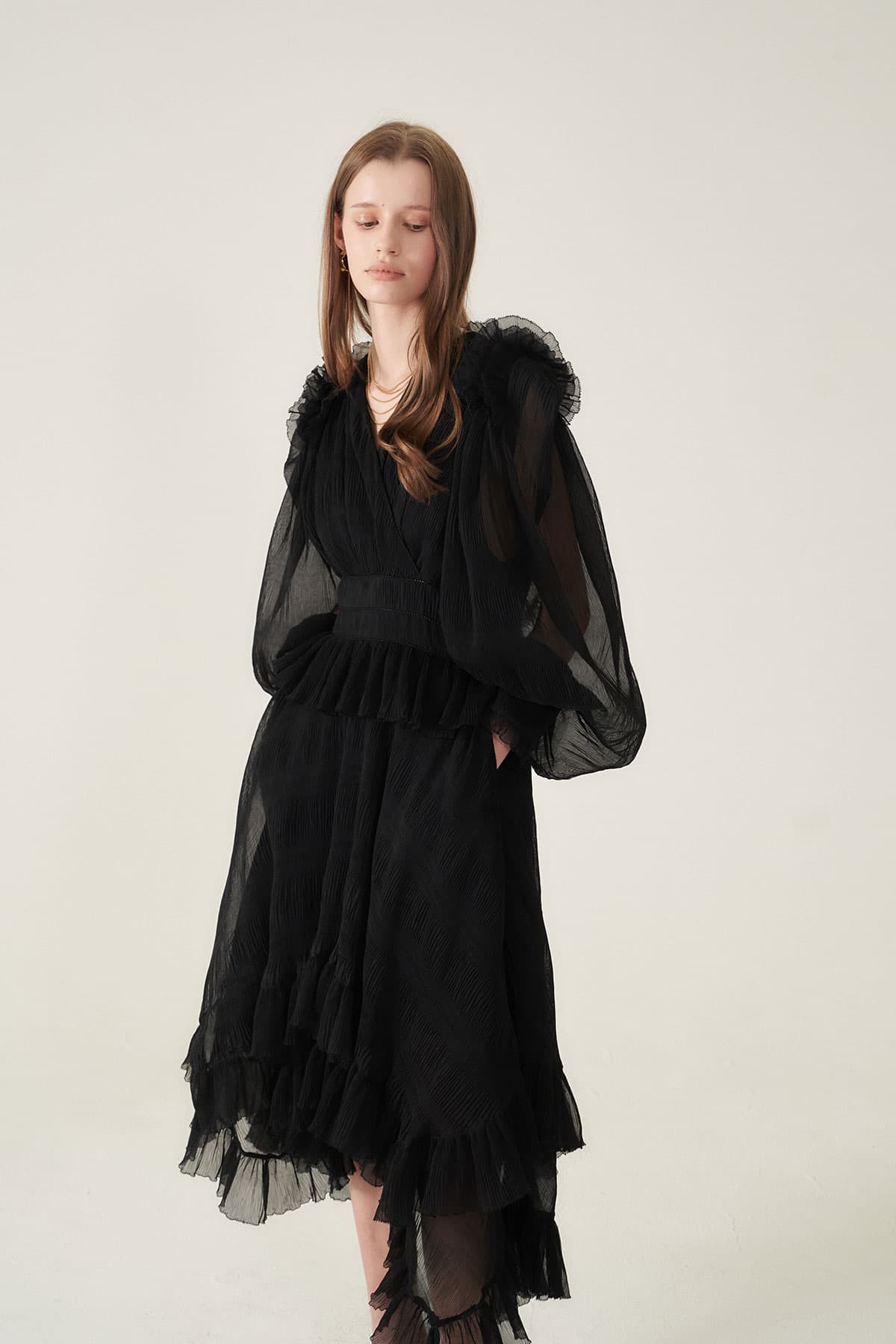 [CAHIERS 26SS] Crinkle Black Peplum Long-Sleeve Dress — vue 2