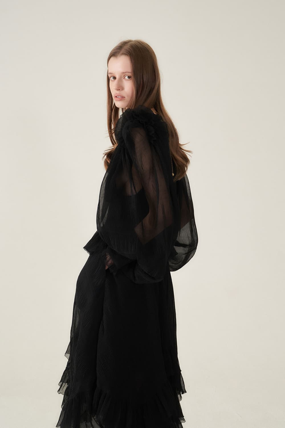[CAHIERS 26SS] Crinkle Black Peplum Long-Sleeve Dress — vue 12
