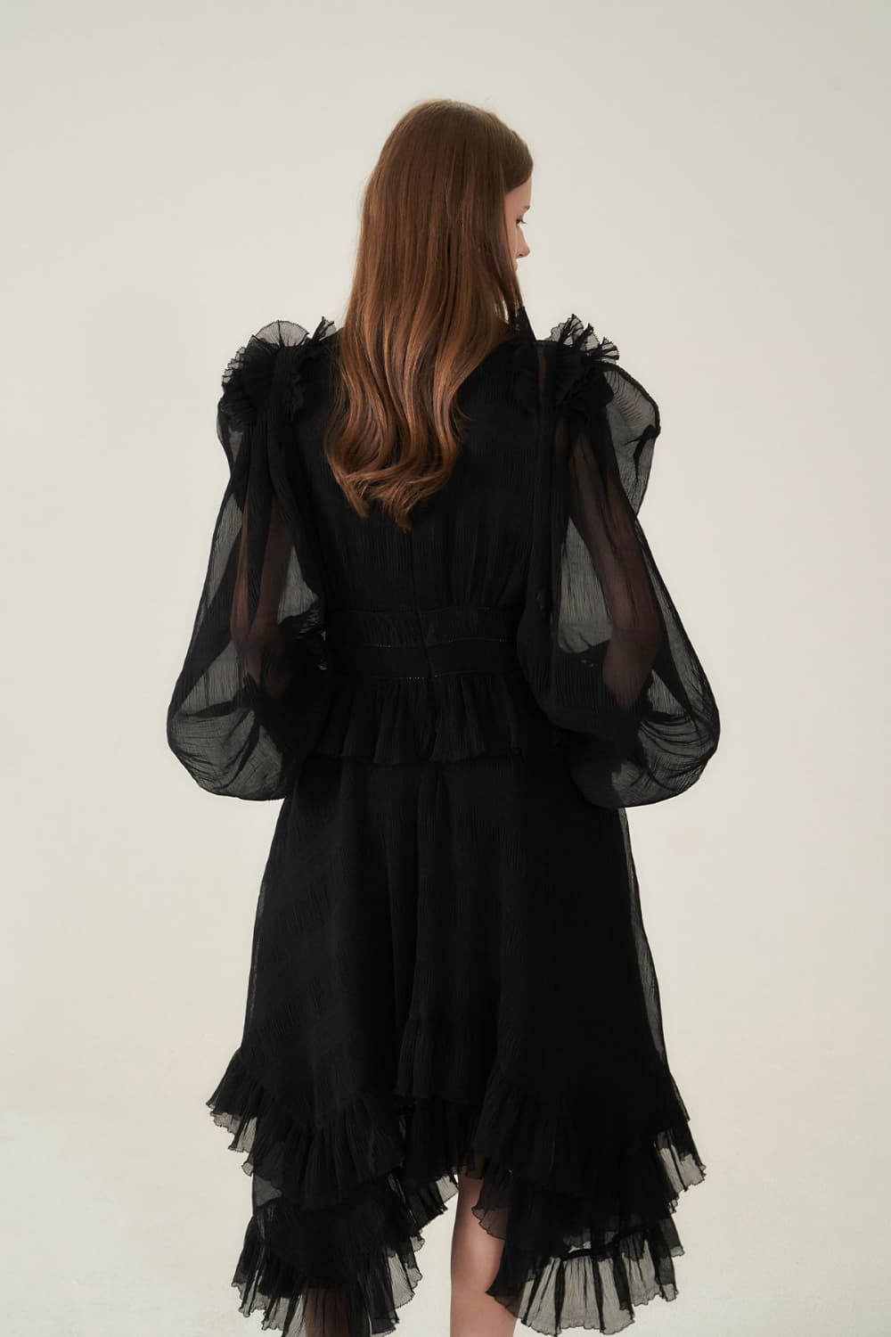[CAHIERS 26SS] Crinkle Black Peplum Long-Sleeve Dress — vue 13