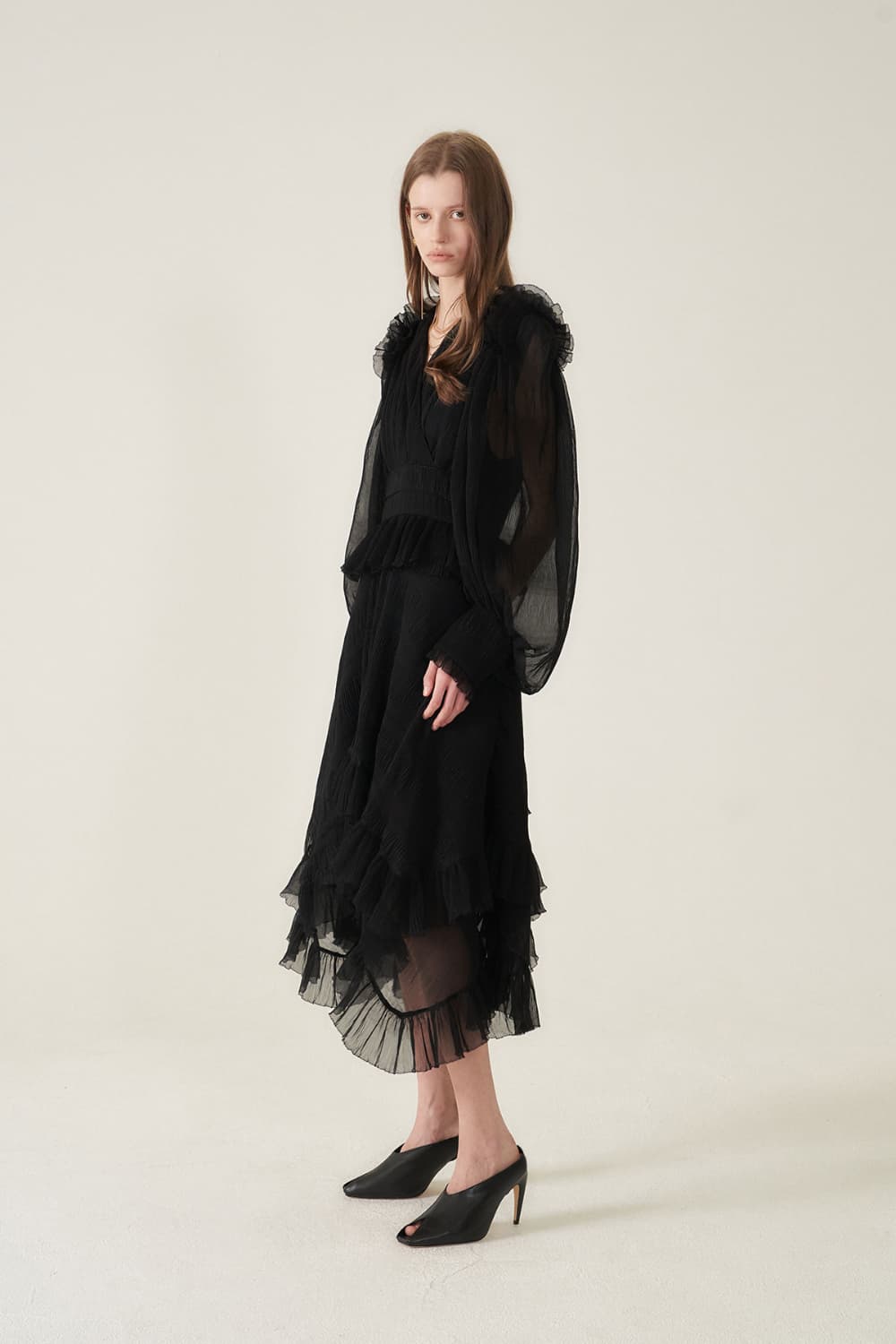 [CAHIERS 26SS] Crinkle Black Peplum Long-Sleeve Dress — vue 15