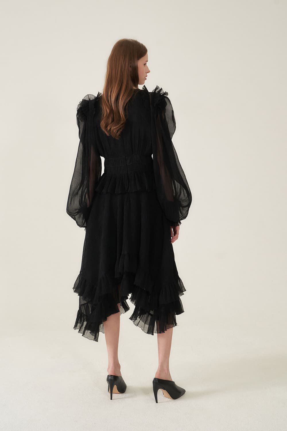 [CAHIERS 26SS] Crinkle Black Peplum Long-Sleeve Dress — vue 18