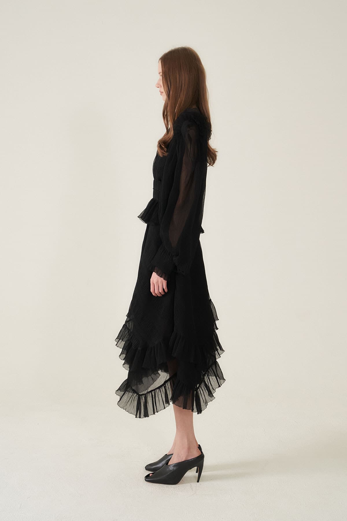[CAHIERS 26SS] Crinkle Black Peplum Long-Sleeve Dress — vue 5