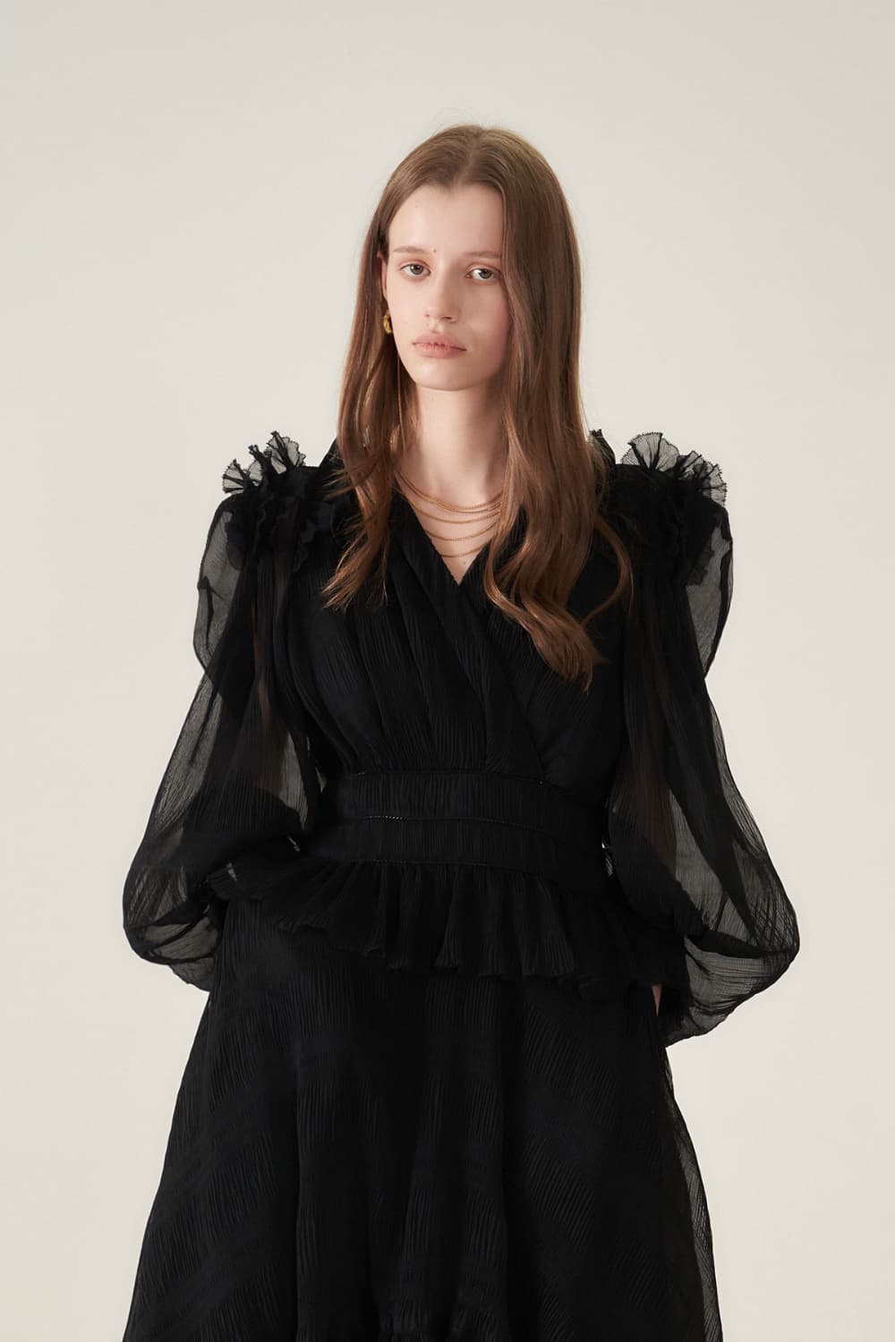 [CAHIERS 26SS] Crinkle Black Peplum Long-Sleeve Dress — vue 8