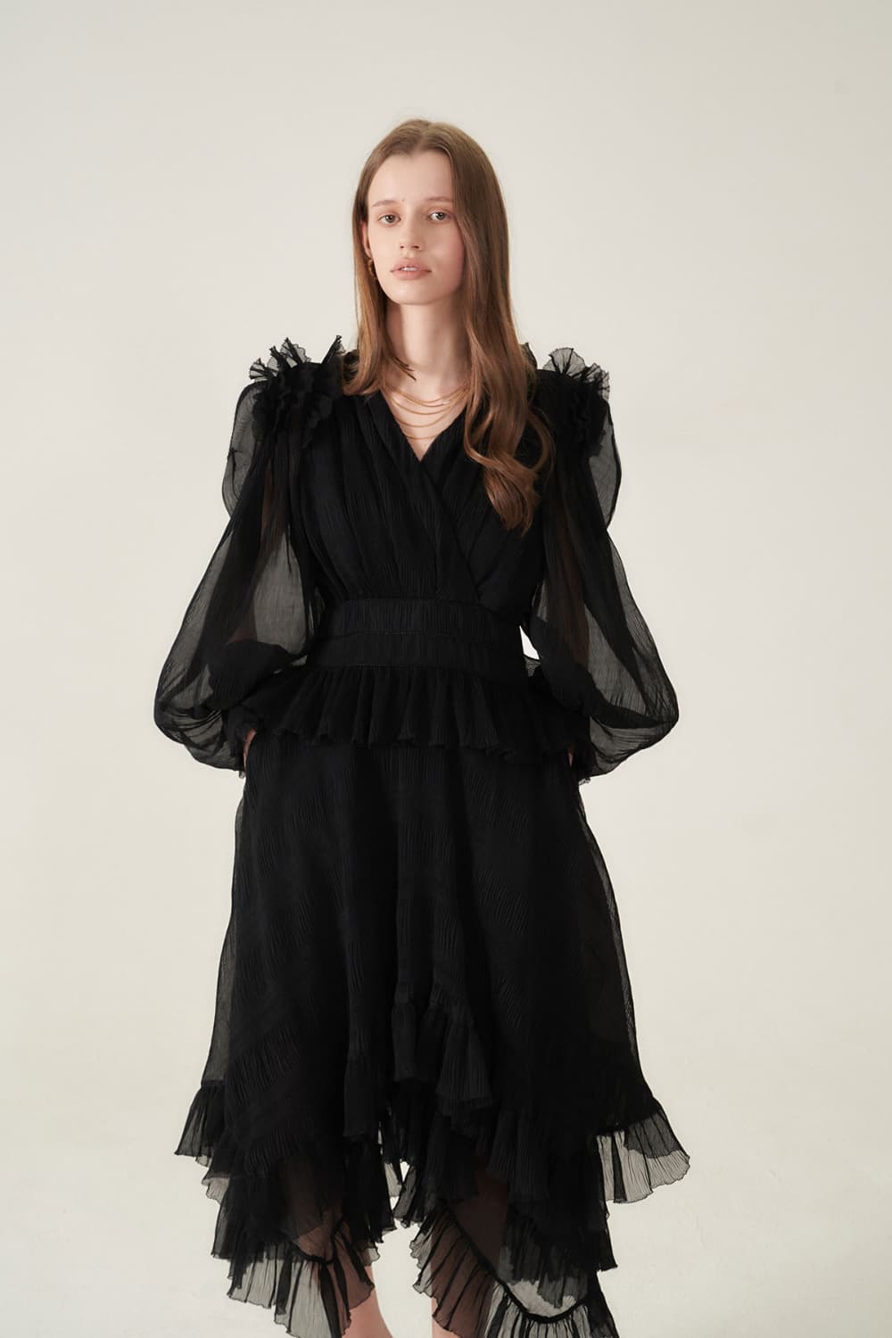 [CAHIERS 26SS] Crinkle Black Peplum Long-Sleeve Dress — vue 9