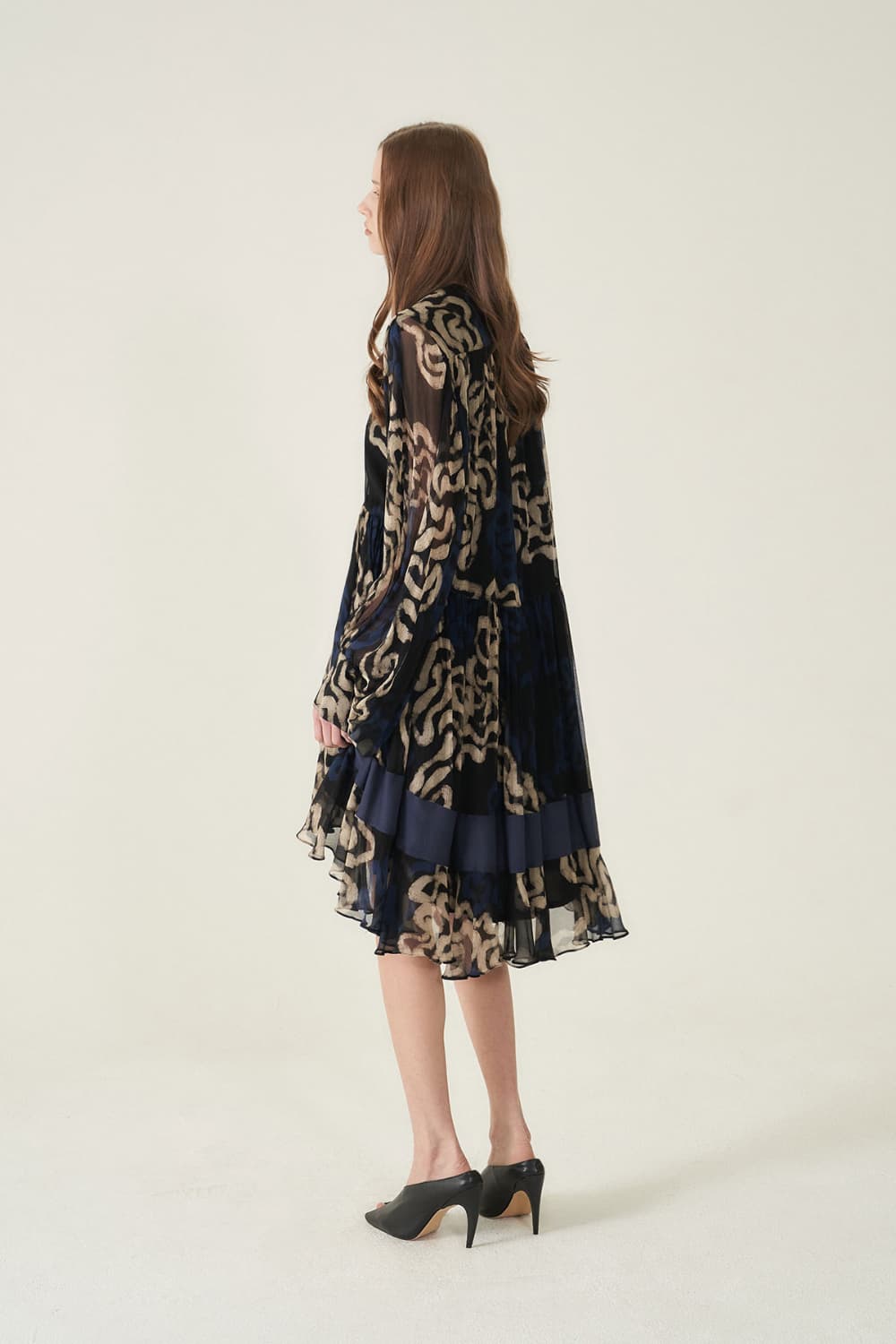 [CAHIERS 26SS] Art Graphic Chiffon Silk Layered Long-Sleeve Dress — vue 17