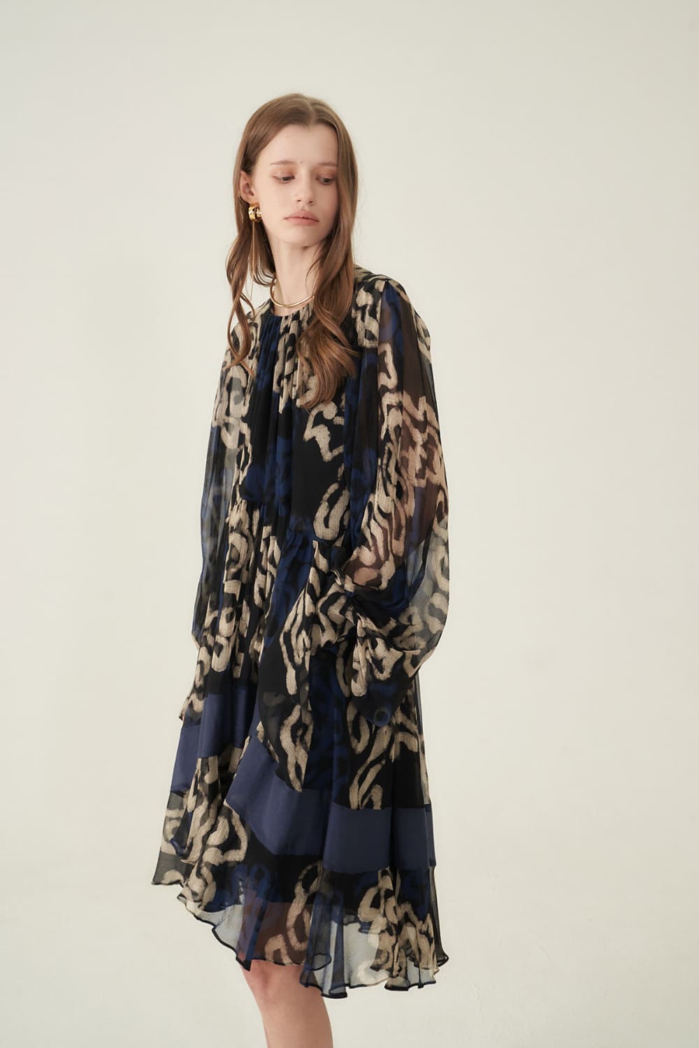 [CAHIERS 26SS] Art Graphic Chiffon Silk Layered Long-Sleeve Dress — vue 10