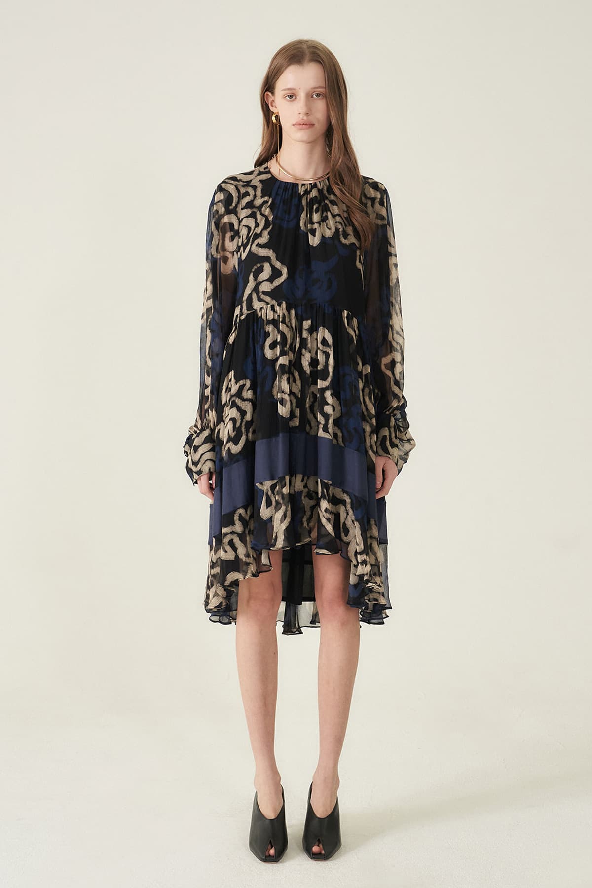 [CAHIERS 26SS] Art Graphic Chiffon Silk Layered Long-Sleeve Dress — vue 1