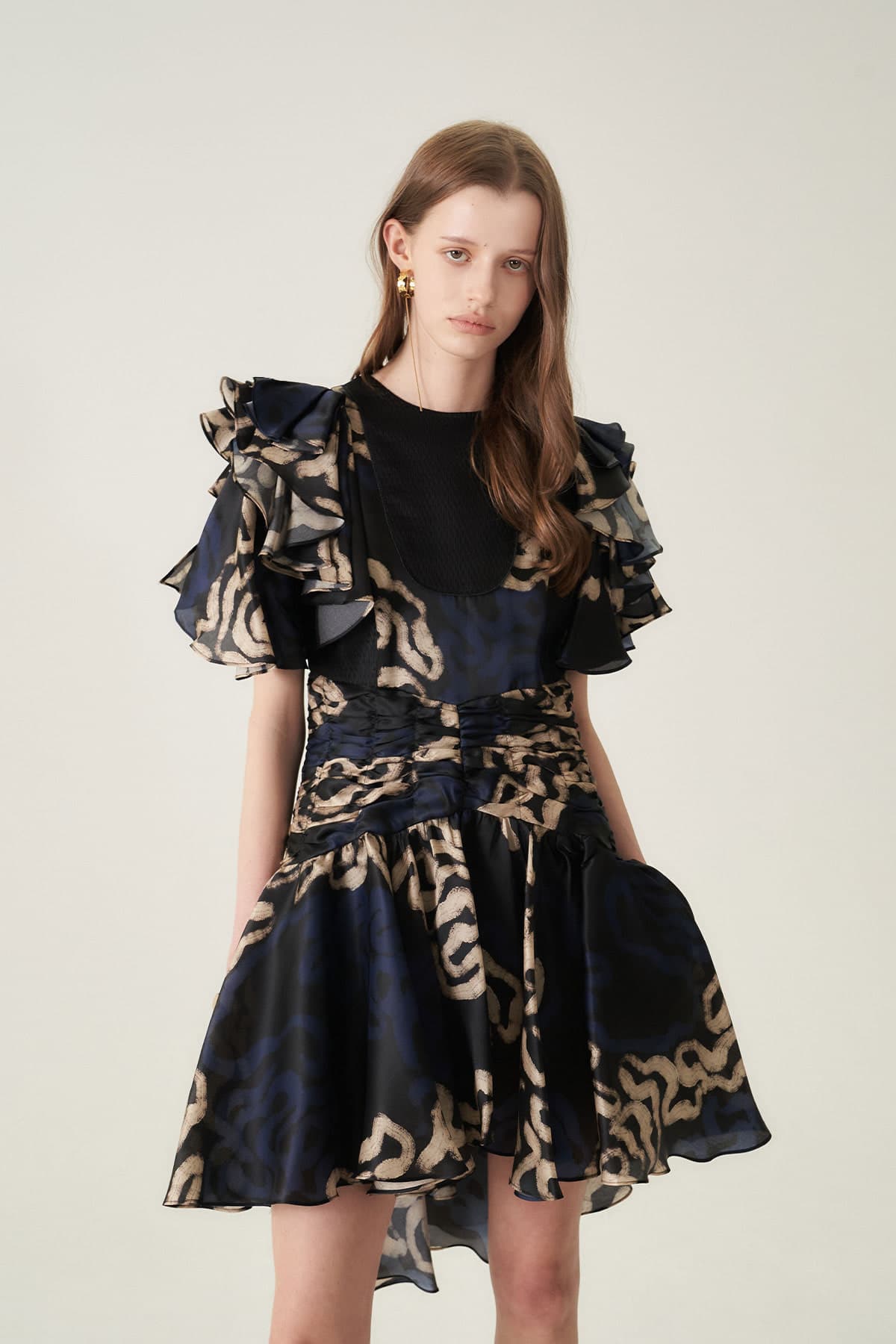 [CAHIERS 26SS] Art Graphic Satin Silk Ruffle Sleeve Asymmetric Dress — vue 2