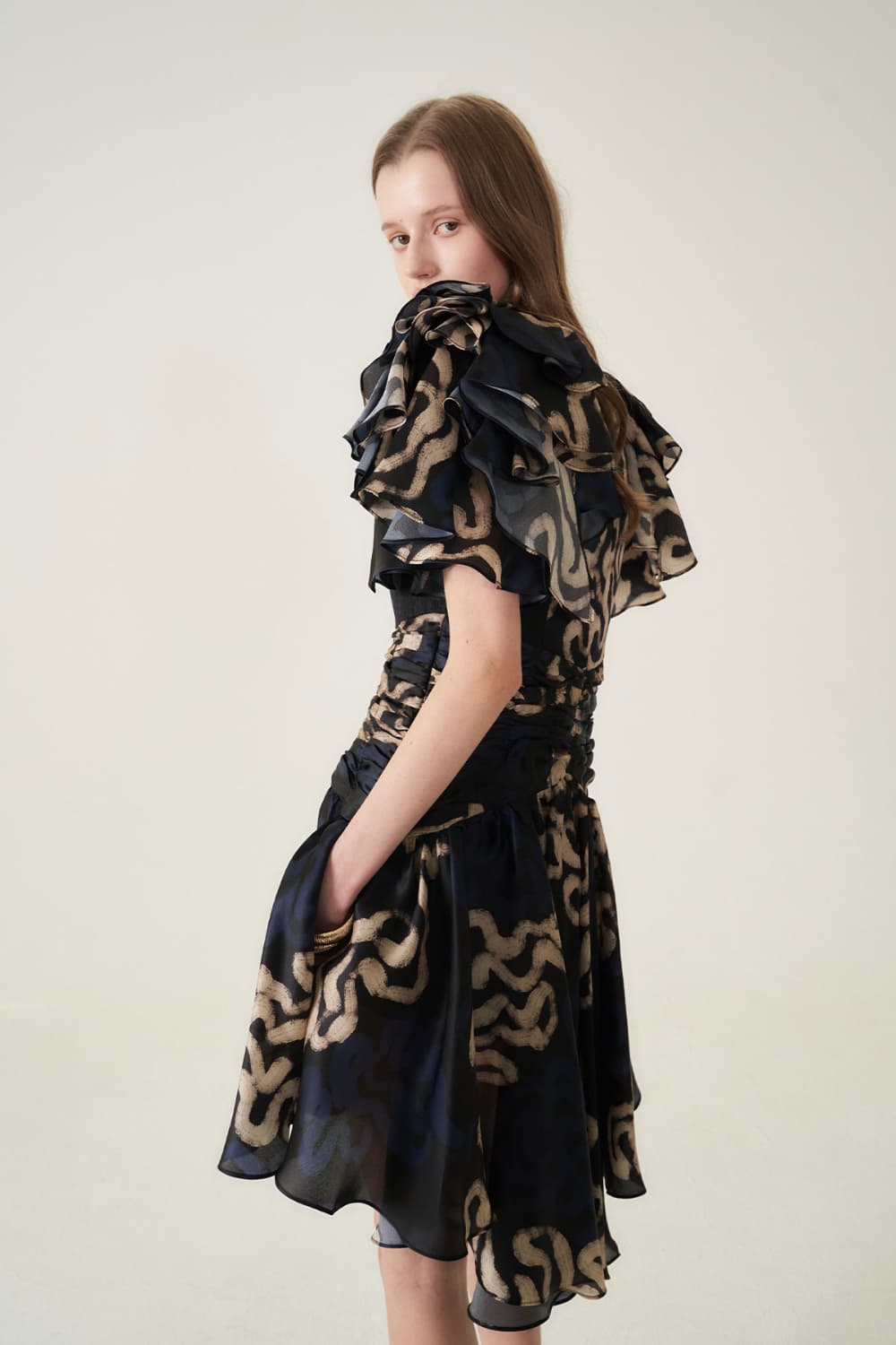[CAHIERS 26SS] Art Graphic Satin Silk Ruffle Sleeve Asymmetric Dress — vue 11