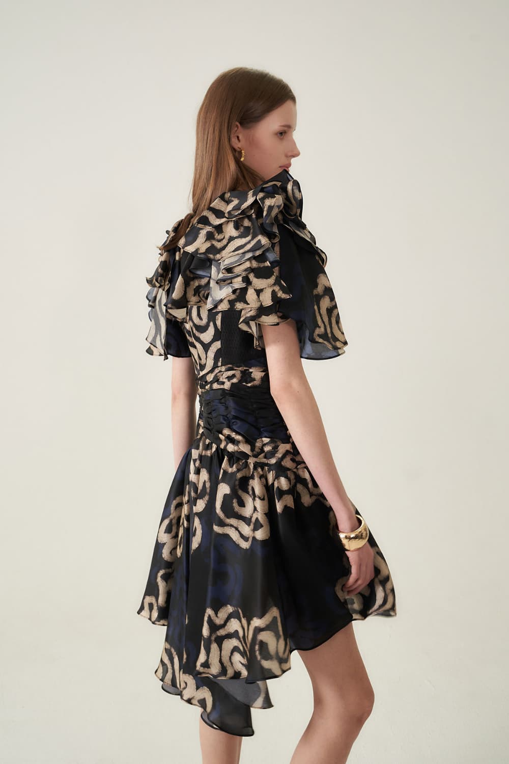 [CAHIERS 26SS] Art Graphic Satin Silk Ruffle Sleeve Asymmetric Dress — vue 12