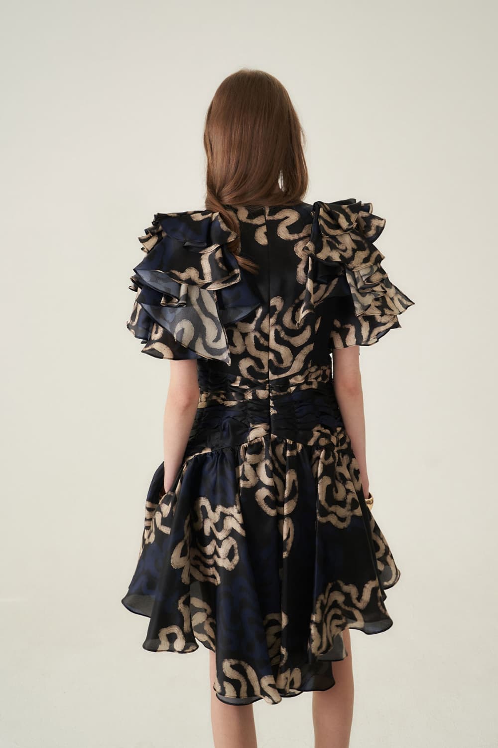 [CAHIERS 26SS] Art Graphic Satin Silk Ruffle Sleeve Asymmetric Dress — vue 13