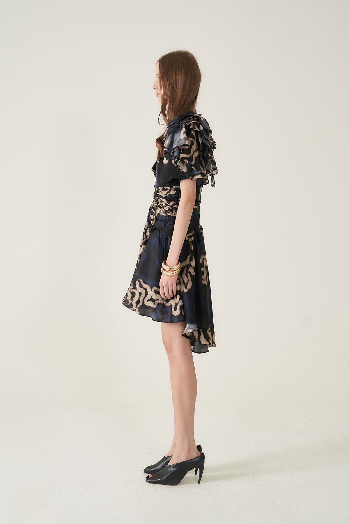 [CAHIERS 26SS] Art Graphic Satin Silk Ruffle Sleeve Asymmetric Dress — vue 4