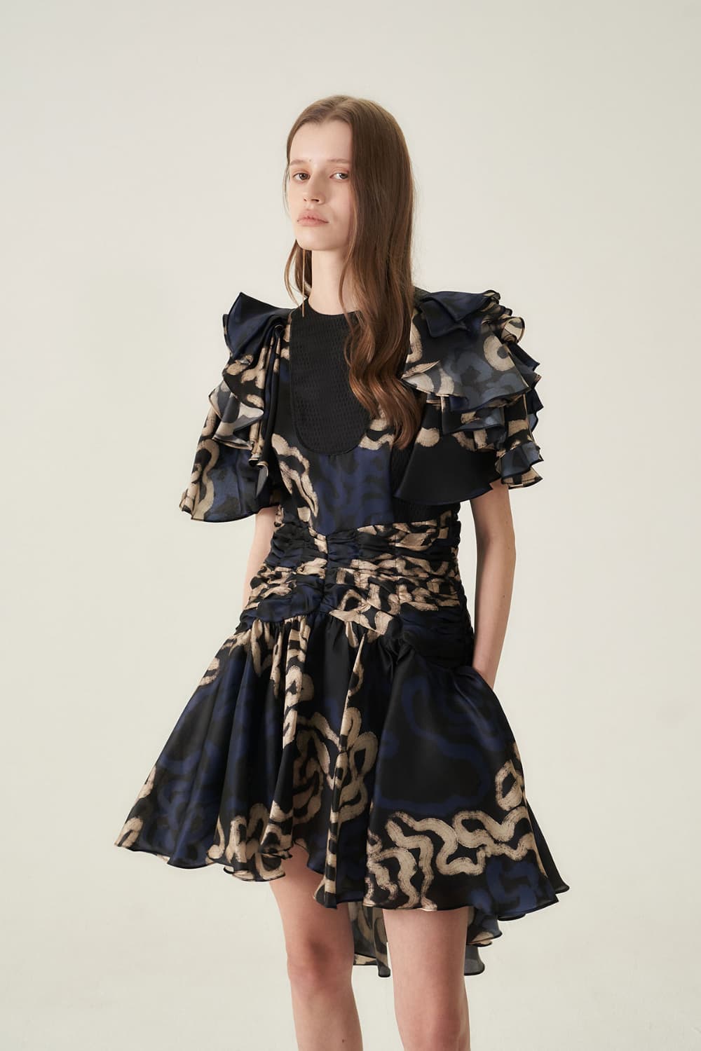 [CAHIERS 26SS] Art Graphic Satin Silk Ruffle Sleeve Asymmetric Dress — vue 10